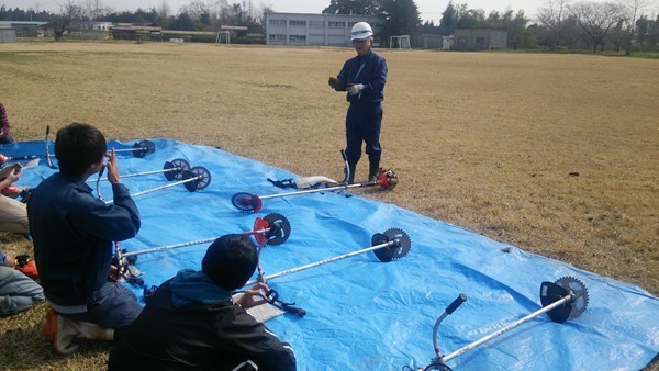 写真⑤ 刈払機作業体験.jpg